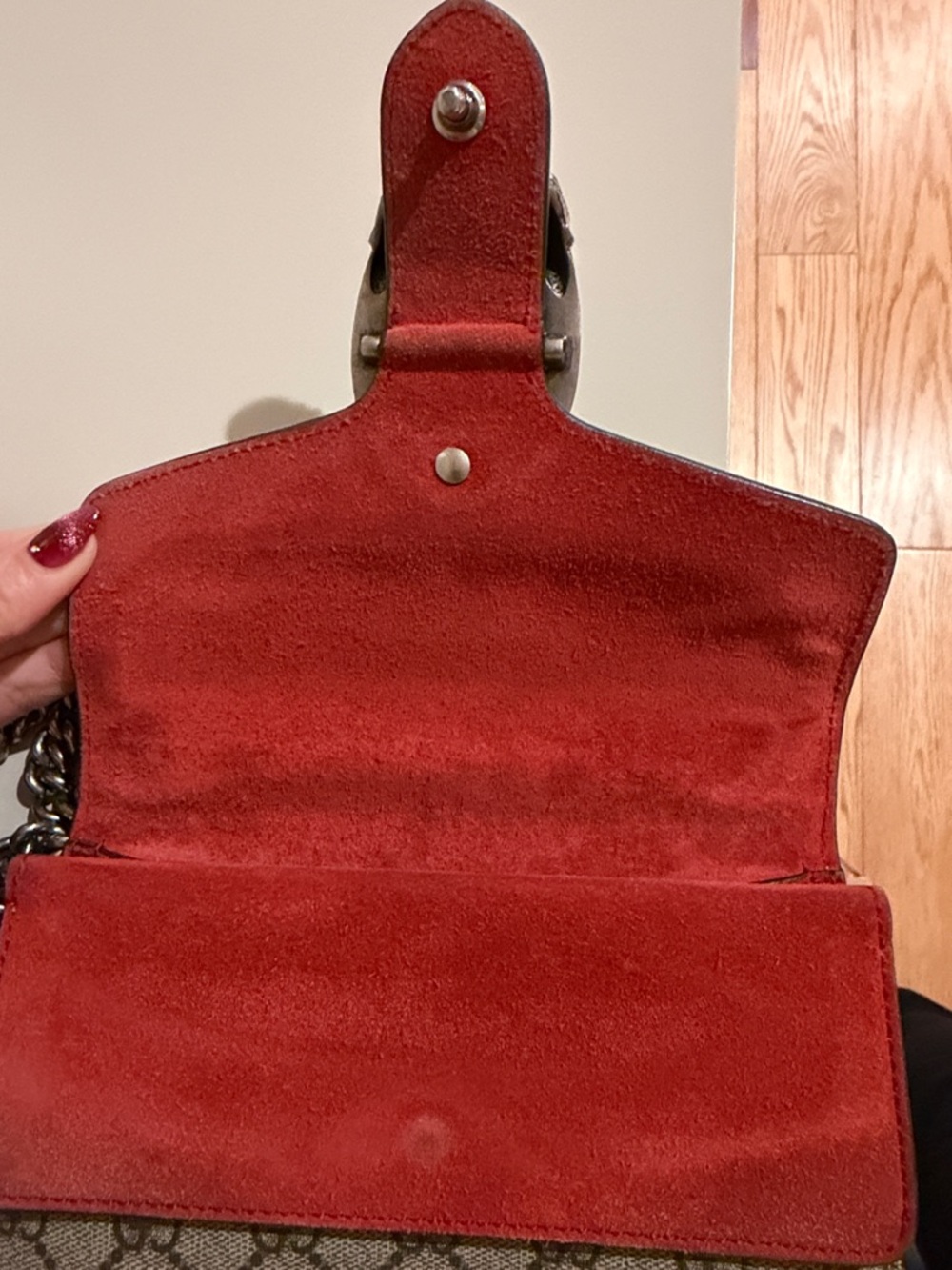 Gucci Beige GG Supreme Shoulder Bag with Red Accent - Picture 6 of 8